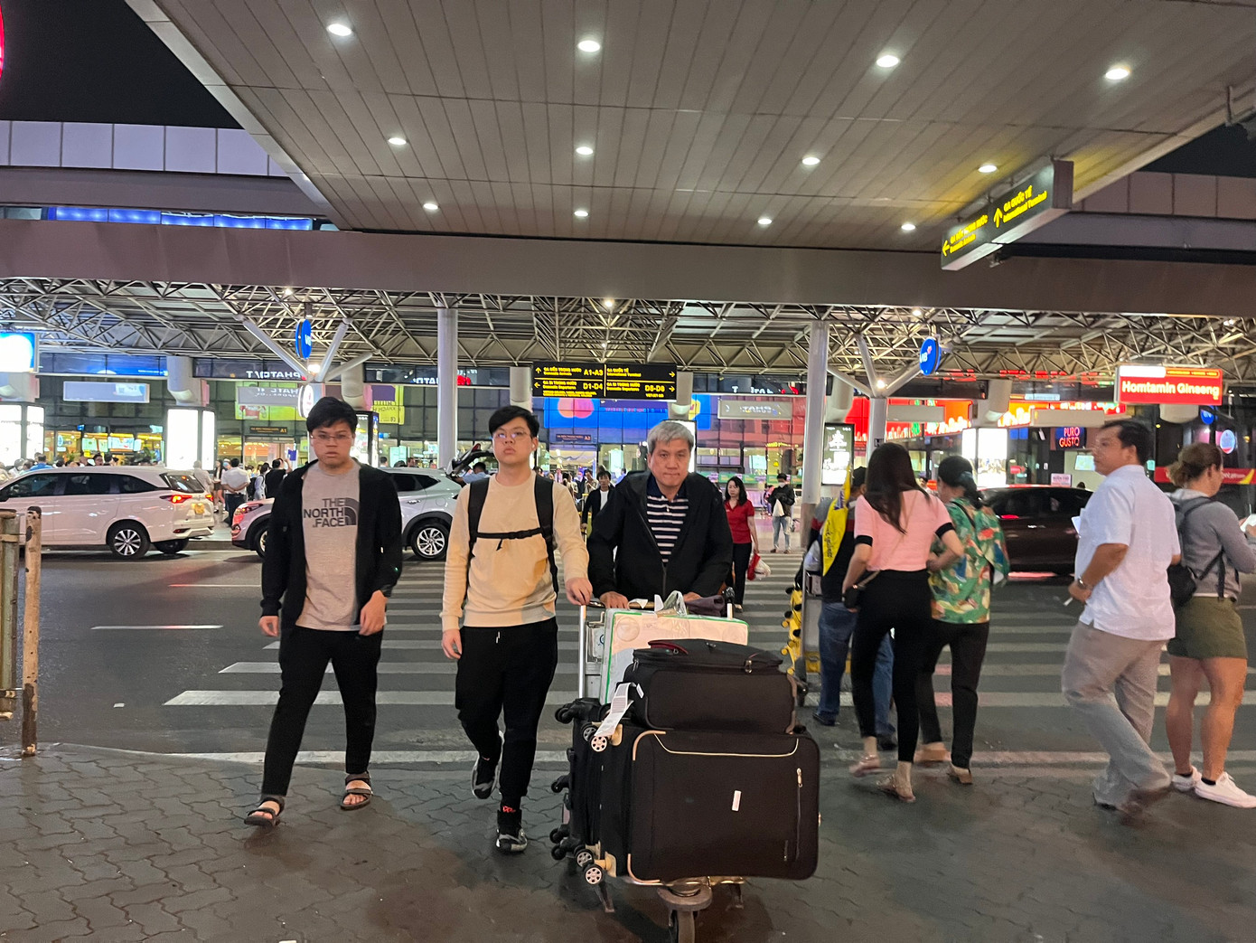 Cảng Hàng không quốc tế Tân Sơn Nhất cho biết sẽ phối hợp với các hãng taxi, xe hợp đồng, xe công nghệ nâng số lượng phương tiện phục vụ tại sân bay trong dịp lễ; phối hợp với lực lượng chức năng canh phòng kiểm tra, giám sát chặt chẽ khu vực vành đai, khu vực công cộng; kịp thời xử lý các đối tượng xâm nhập trái phép, trộm cắp, phá hoại gây uy hiếp an ninh an toàn. Tổ chức các tổ phản ứng nhanh kiểm tra, xử lý các đối tượng cò mồi, xe dù, xe ôm hoạt động trong khu vực nội Cảng.