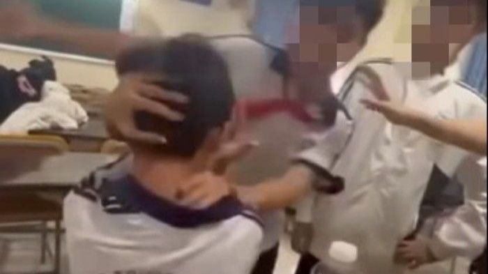 Nam sinh trường THCS Đống Đa (quận Bình Thạnh) đánh bạn trong lớp học. Ảnh: Cắt từ clip.