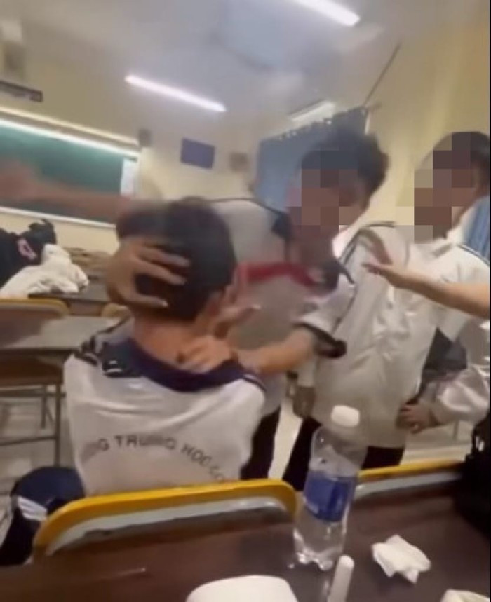 Nam sinh trường THCS Đống Đa (quận Bình Thạnh) đánh bạn trong lớp học. Ảnh: Cắt từ clip. Nam sinh trường THCS Đống Đa (quận Bình Thạnh) đánh bạn trong lớp học. Ảnh: Cắt từ clip.