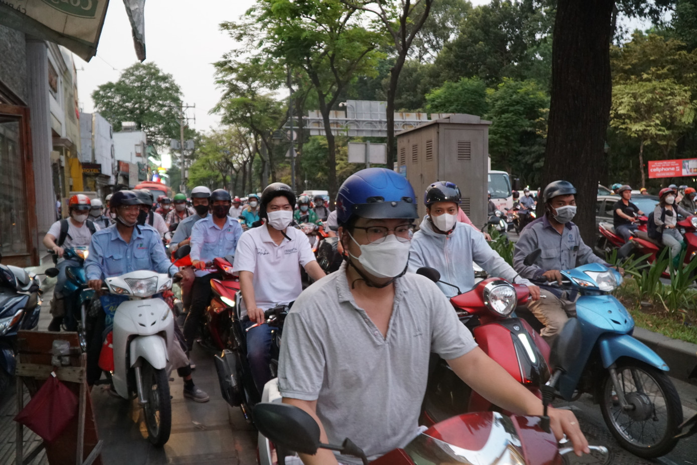 Người dân leo vỉa hè trên đoạn đường Trần Quốc Hoàn (quận Tân Bình, TPHCM) để có thể di chuyển trong thời điểm cuối cùng của năm.