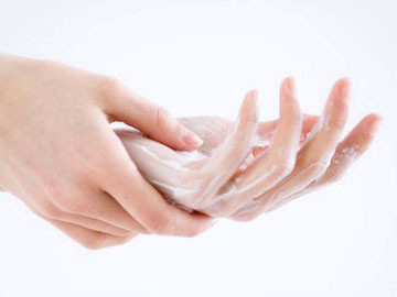 Nên rửa tay bằng xà phòng diệt khuẩn trước khi ăn và sau khi đi vệ sinh