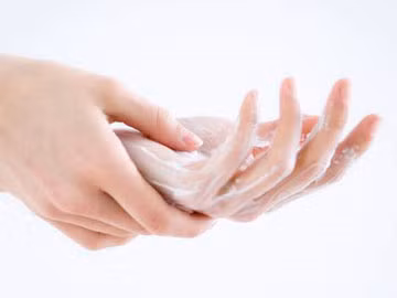 Nên rửa tay bằng xà phòng diệt khuẩn trước khi ăn và sau khi đi vệ sinh