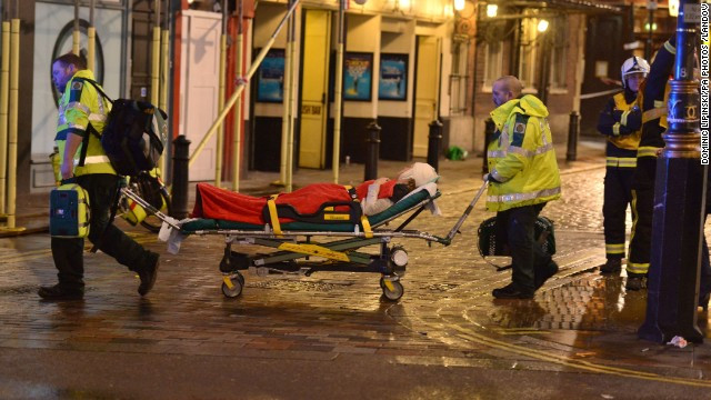 Đưa một người bị thương tới bệnh viện