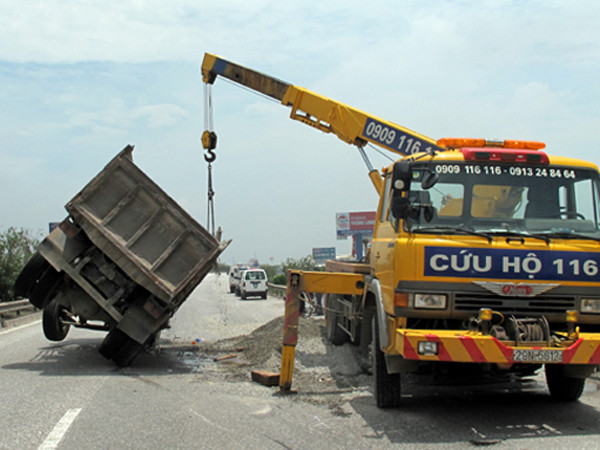 Lực lượng cứu hộ đã có mặt để giải phóng hiện trường