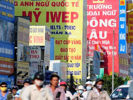 Dù không được phép nhưng nhiều trung tâm ngoại ngữ vẫn cố tình dùng chữ “trường” thay thế chữ “trung tâm” để tạo niềm tin với người học. Ảnh: T.Thắng