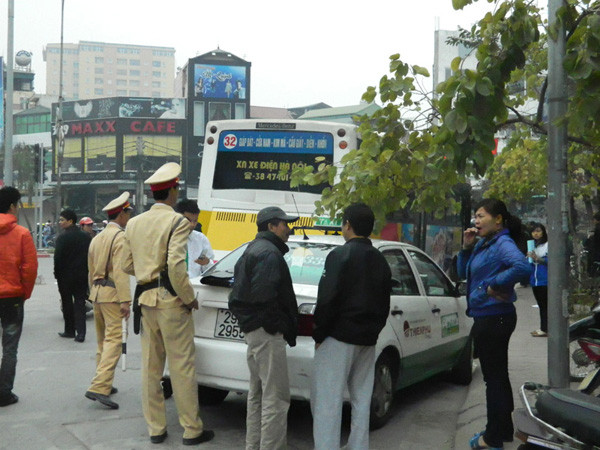 Lực lượng chức năng đã có mặt tiên hành xử lý hai chiếc xe rượt nhau trên phố