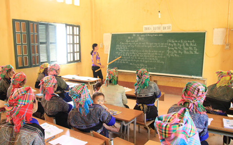 Lớp học được mở vào dịp hè. Mỗi lớp học khoảng 50 người, gồm cả những người 18 - 20 tuổi và những người đã 40 - 50. Đây là lần đầu tiên họ được học chữ. Ảnh: Trường Phong