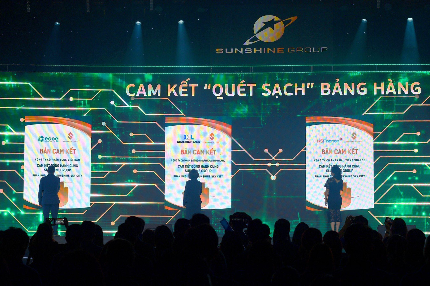 Sunshine Group đưa tới trải nghiệm ký kết theo hình thương thương tác LED với công nghệ Face ID lần đầu tiên xuất hiện trên thị trường. Sunshine Group đưa tới trải nghiệm ký kết theo hình thương thương tác LED với công nghệ Face ID lần đầu tiên xuất hiện trên thị trường.