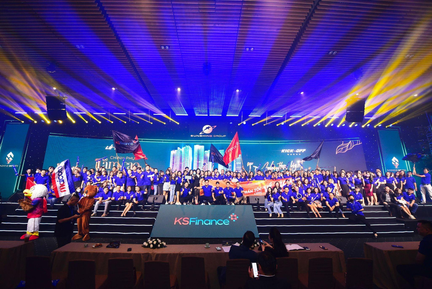 Không khí bùng nổ khi các chiến binh sales quyết tâm “chinh phục tầm cao thượng đỉnh” Không khí bùng nổ khi các chiến binh sales quyết tâm “chinh phục tầm cao thượng đỉnh”