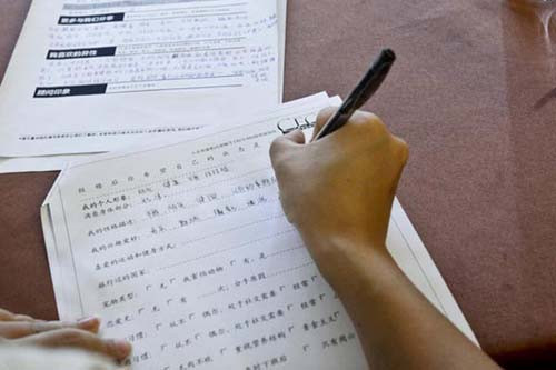 Ngay khi thông tin tuyển vợ do 11 doanh nhân siêu giàu ở Trung Quốc được đăng tuyển công khai qua các phương tiện truyền thông, đã có hơn 2.800 cô gái trẻ nộp đơn xin thi tuyển để có cơ hội được làm vợ đại gia. Sau khi tuyển chọn hồ sơ, 320 thiếu nữ cuối cùng đã được chọn để tham gia vòng phỏng vấn đầu tiên tại khách sạn Garden ở thành phố Quảng Châu, Trung Quốc hôm 20/5 vừa qua