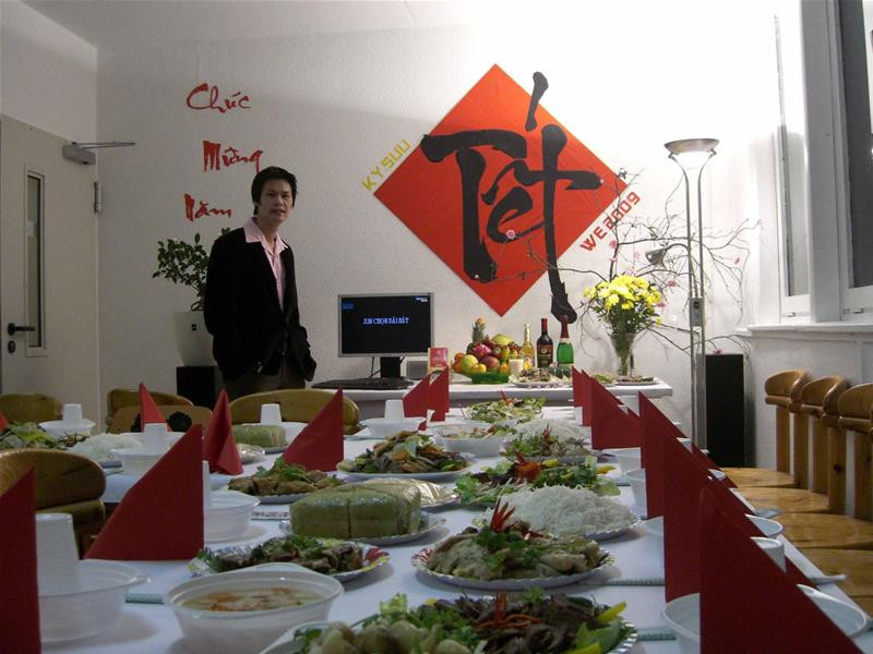 Bàn tiệc giao thừa của sinh viên Việt tại Weimar chẳng thiếu thứ gì, cũng bánh chưng,dưa hành, nem rán...