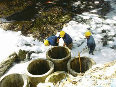 Nguồn nước ô nhiễm nặng trên kênh Ba Bò (TP Hồ Chí Minh) vẫn chưa được xử lý - ảnh Lê Nguyễn