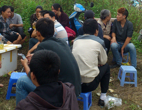 Nghe tin có công an tới, các nhà ngoại cảm chuồn ngay lên trên bờ để tránh cơ quan chức năng