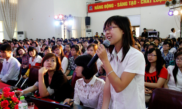 Nhiều câu hỏi được sinh viên đặt cho các vị khách mời