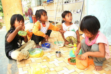 Các em tụ tập ăn trưa tại trường.