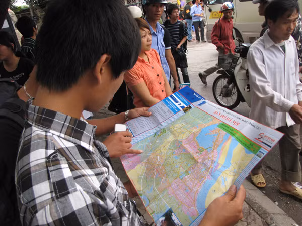 Nhiều sĩ tử được nhận miễn phí và sự chỉ dẫn của đội thanh niên tình nguyện của các trường tại các bến xe của Hà Nội