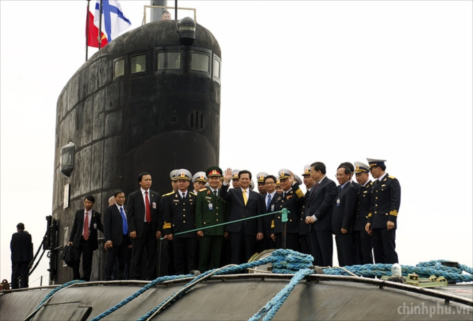 Thủ tướng Nguyễn Tấn Dũng thị sát và động viên thủy thủ đoàn tàu ngầm Kilo đầu tiên của hải quân Việt Nam mang tên Hà Nội trong chuyến thăm Nga vừa qua.