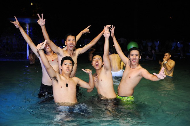 Dạ tiệc bikini kéo dài đến hơn 22h 