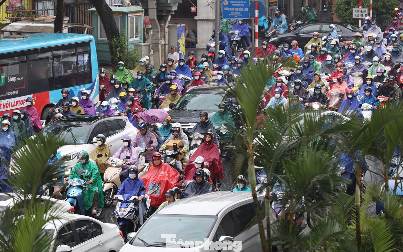 Theo Trung tâm dự báo Khí tượng Thủy văn Quốc gia, ngày hôm nay, thời tiết Hà Nội se lạnh, có mưa nhỏ. Nhiệt độ thấp nhất dao động trong khoảng từ 20-22 độ C