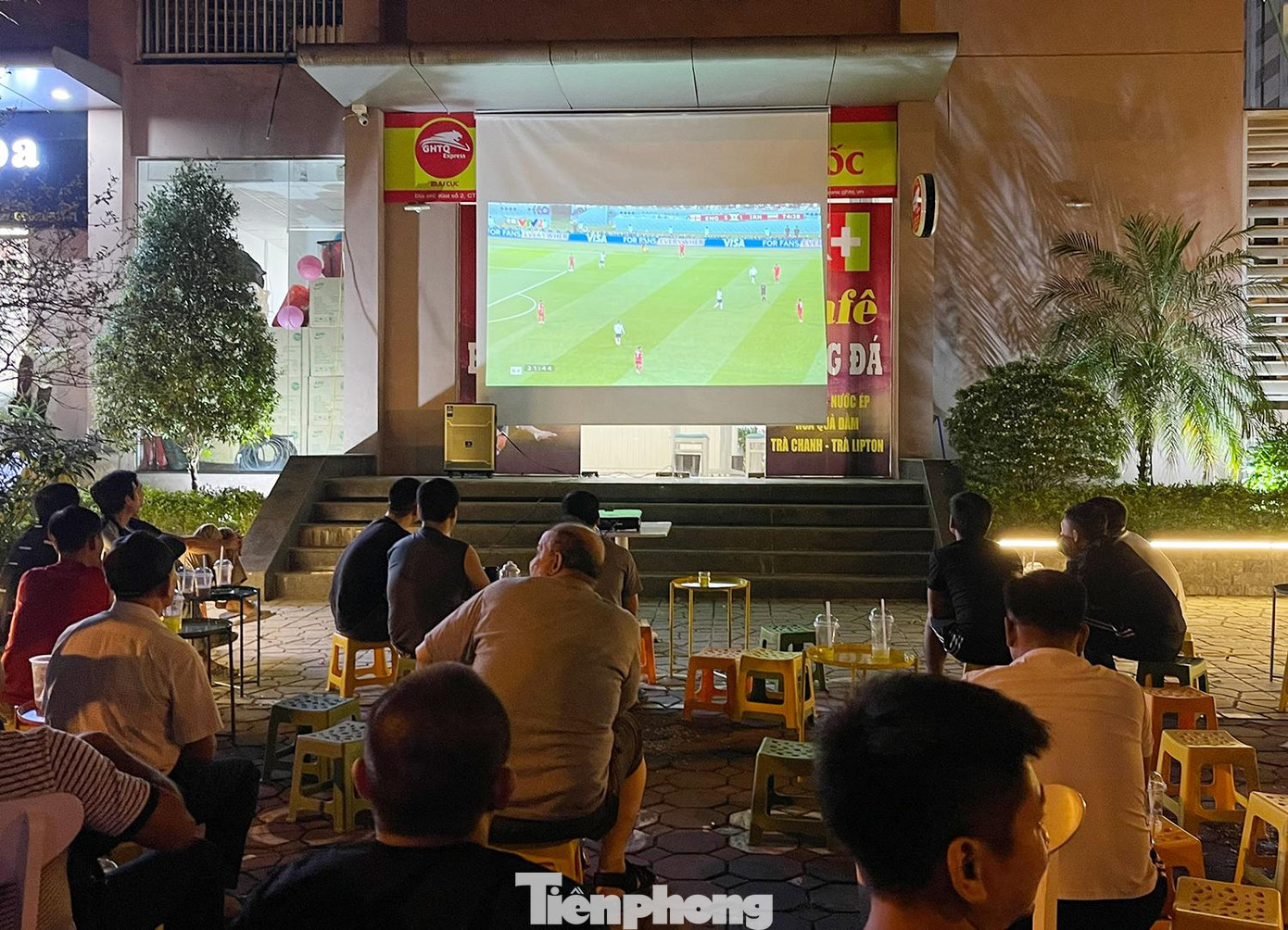 Quán cà phê ở một chung cư đem cả máy chiếu ra cho khách hàng đến xem