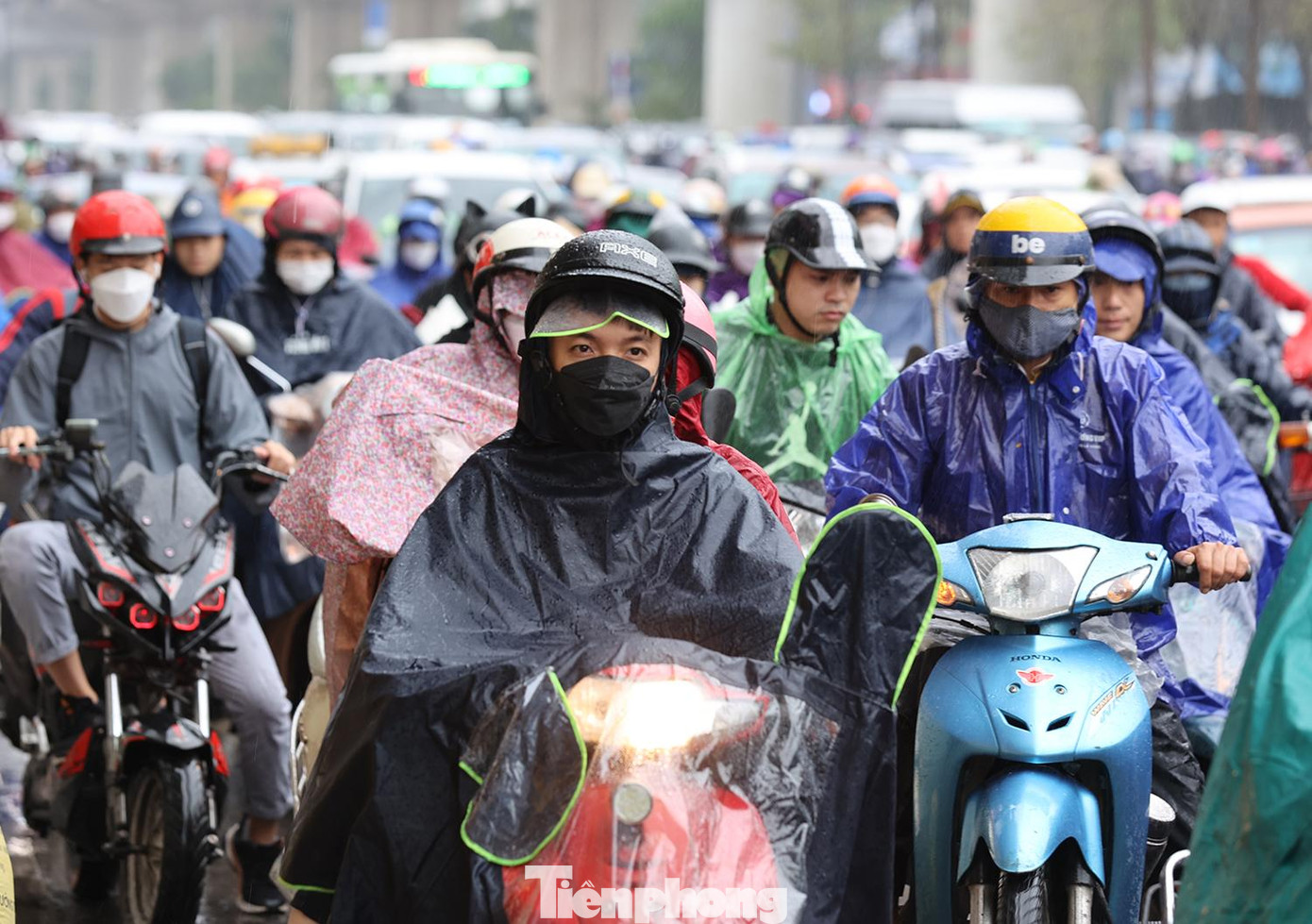 Tại ngã tư Nguyễn Xiển - Nguyễn Trãi người dân chật vật chen chân trong mưa