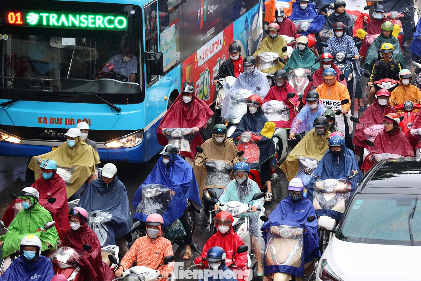 Khoảng 7h45, trên đường Nguyễn Trãi, nhiều phương tiện không thể di chuyển do mật độ giao thông quá cao.