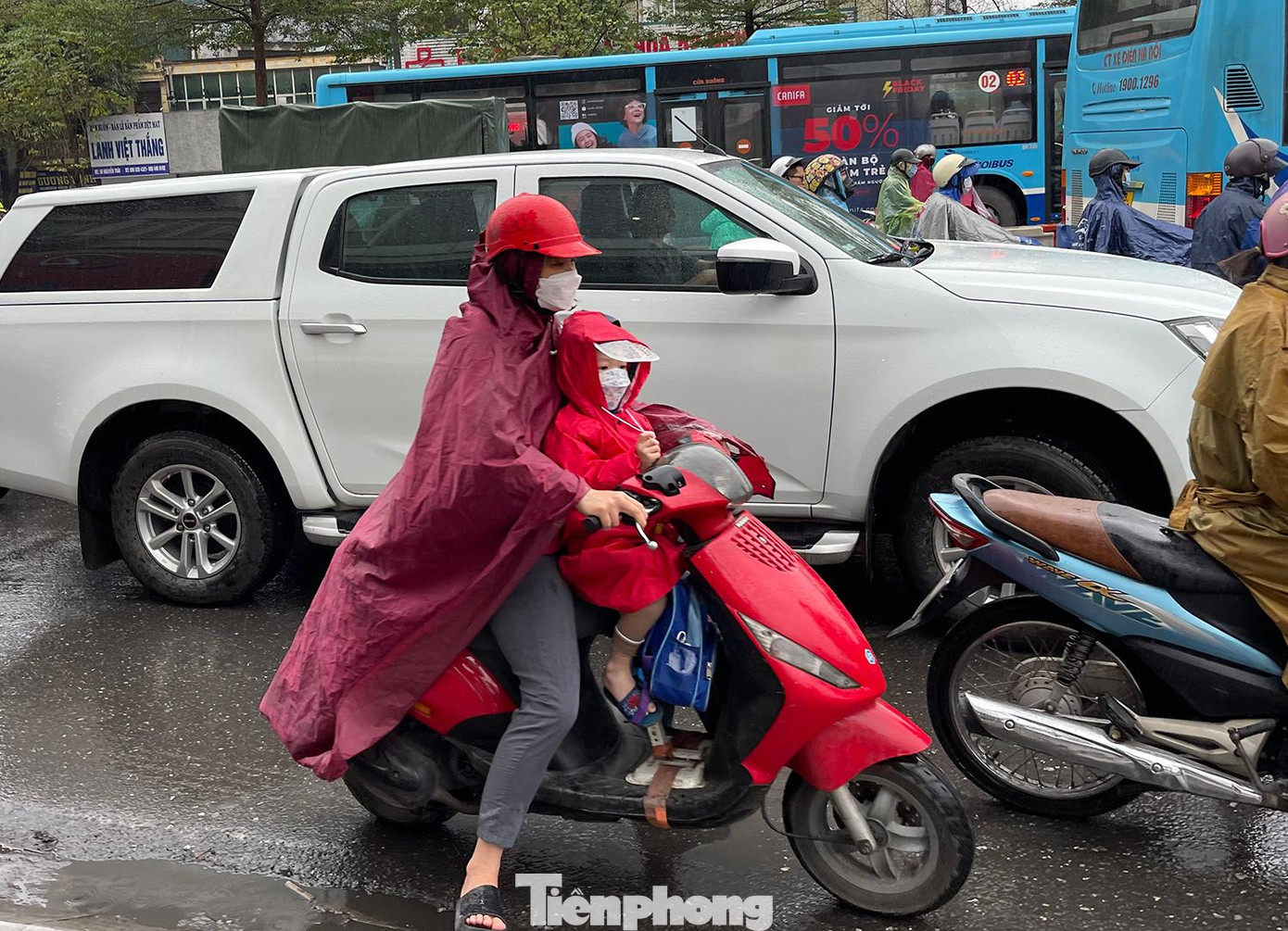 Các bậc phụ huynh nhích từng chút trên đường, cố gắng đưa con đến trường trong giờ cao điểm.