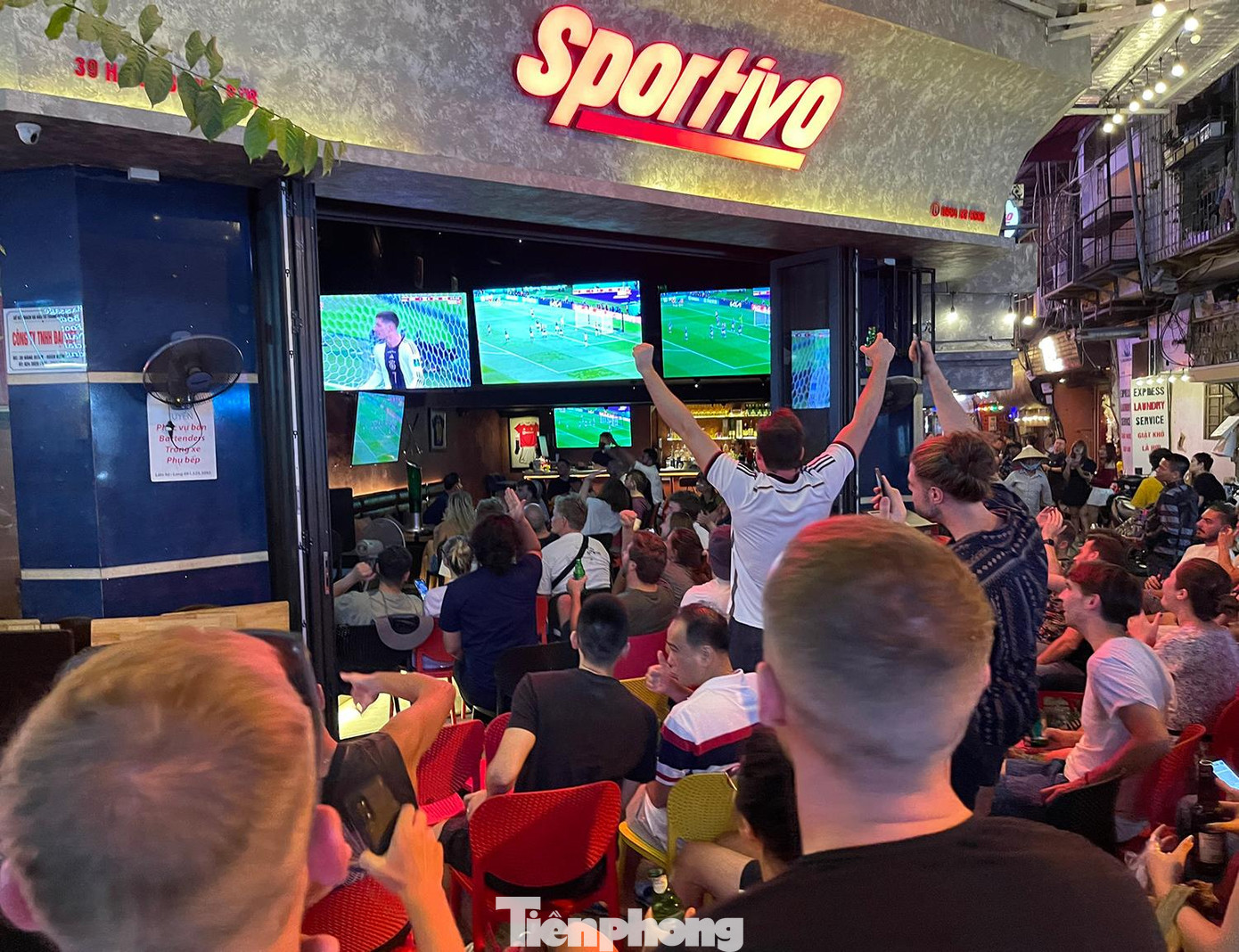 Nhiều du khách nước ngoài đứng bên ngoài cũng bị thu hút bởi sự hấp dẫn của bóng đá. Trong ảnh: Một fan hâm mộ của đội tuyển Đức ăn mừng bàn thắng đầu tiên của đội nhà.