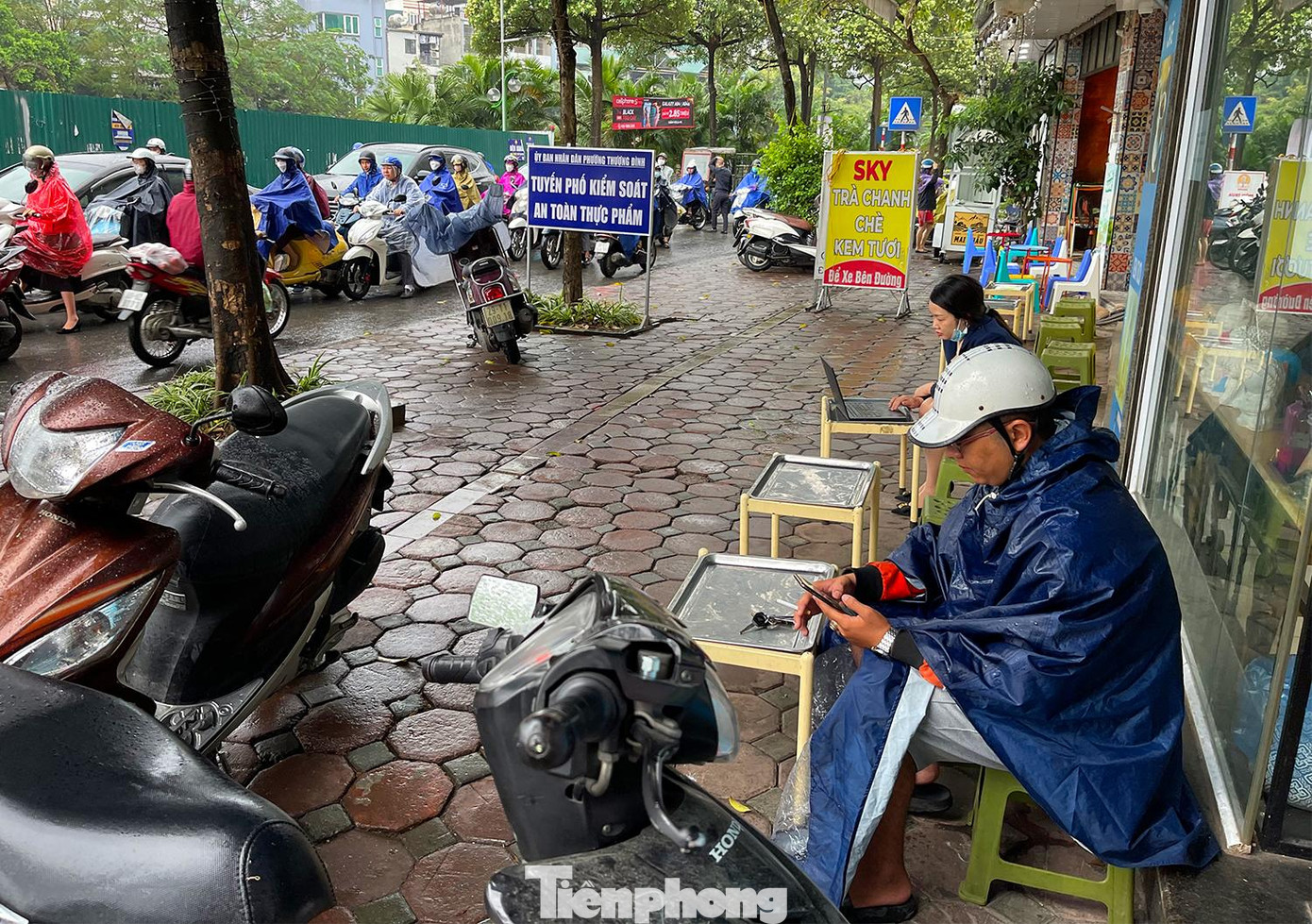 Đường tắc nên có người tranh thủ ngồi tại quán cafe vỉa hè chờ