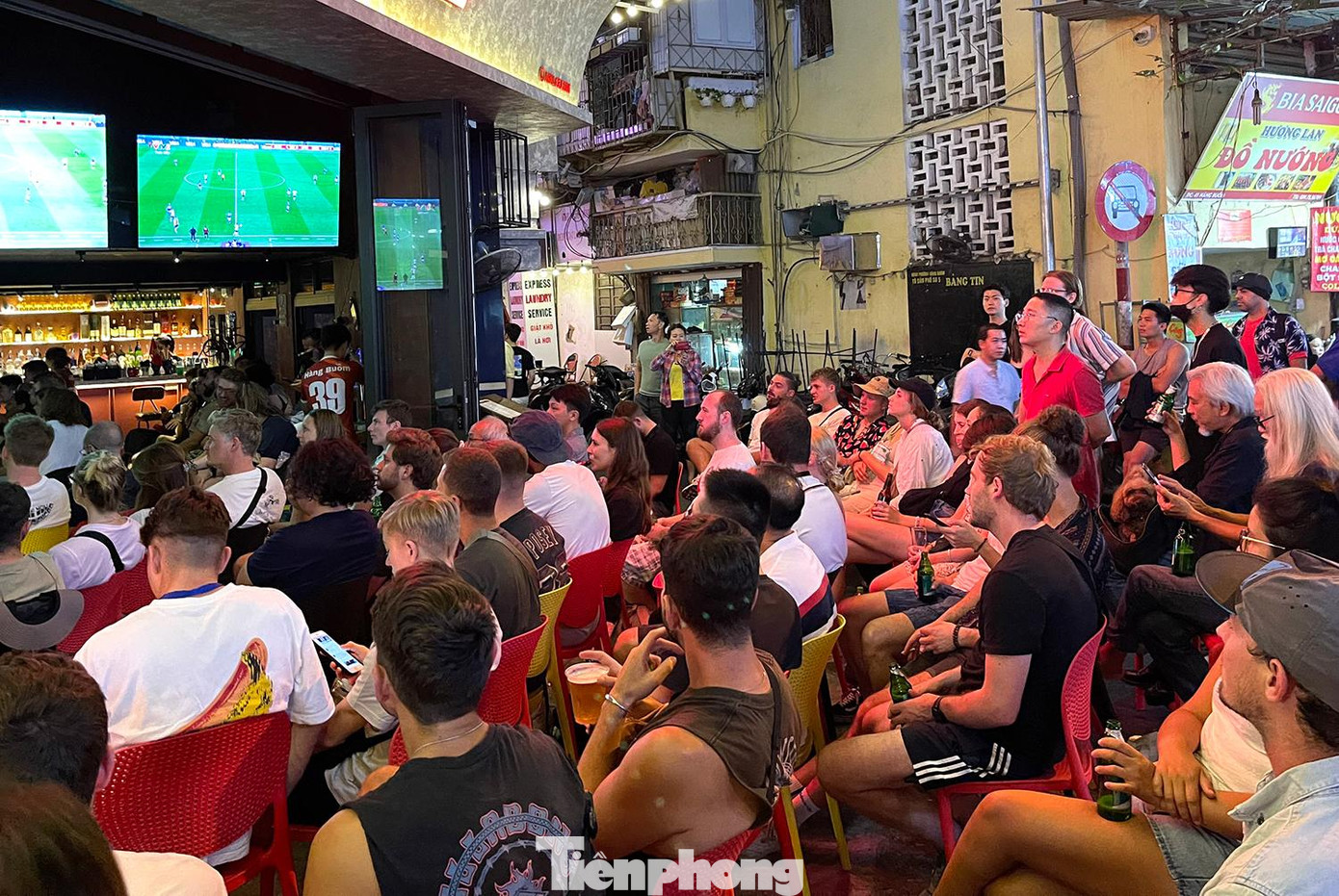 Quán bar trên phố Hàng Buồm lắp 4 - 6 màn hình ti vi, chật kín khách tây theo dõi đội nhà thi đấu