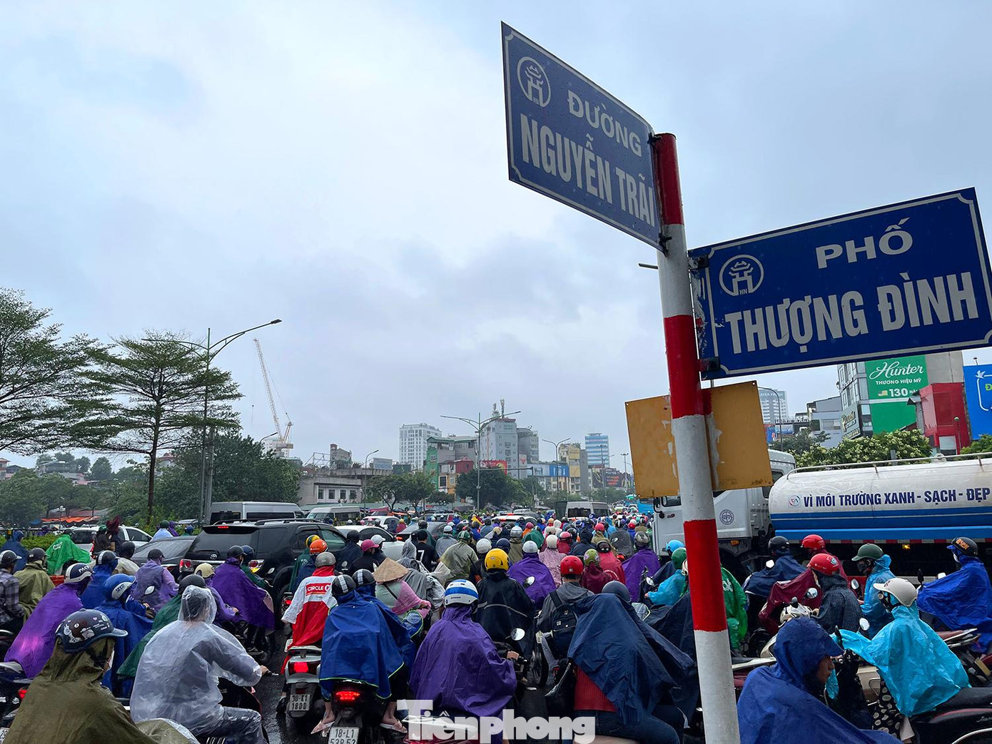 8h sáng 24/11, trên đường Nguyễn Trãi - Thượng Đình (quận Thanh Xuân) ùn tắc kéo dài đến Ngã Tư Sở; ô tô, xe máy nối đuôi nhau di chuyển rất khó khăn.