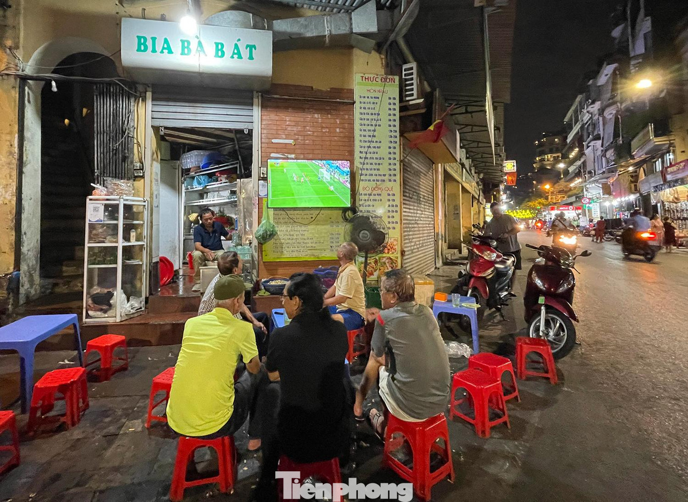 Một quán bia hơi tại phố Đào Duy Từ - Chợ gạo trưng TV ra ngoài vỉa hè cho khách hàng ngồi xem