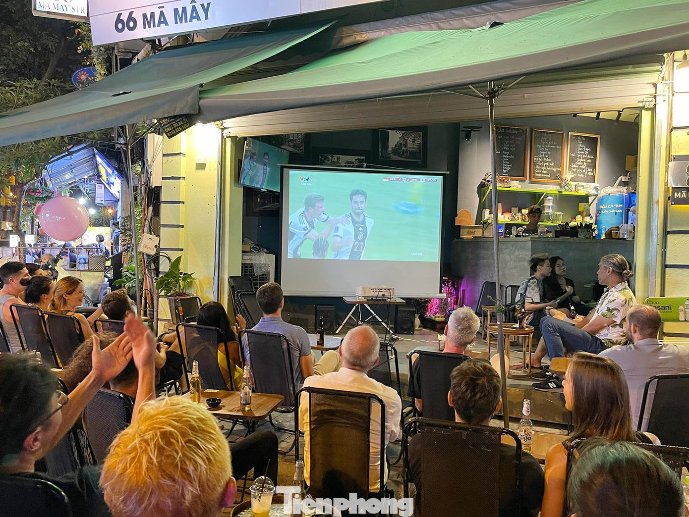 Một quán cà phê trên phố Mã Mây nhiều du khách tây ngồi chật kín vỉa hè để xem trận Đức-Nhật diễn ra lúc 20h tối ngày 23/11