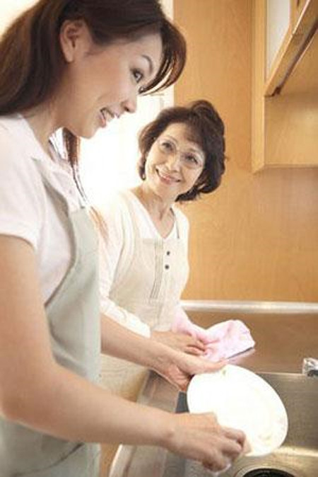 Người bỏ tiền ra thuê người yêu, không chỉ cần một cô gái để xinh đẹp mà còn khéo léo, biết nữ công gia chánh. (Ảnh minh họa)