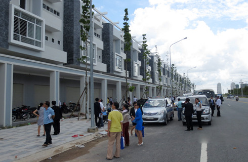 Khách hàng tham quan dự án Prince Town đang mở bán trả góp trong vòng 7 năm, nhận nhà khi đóng 10% giá trị hợp đồng. Ảnh: Vũ Lê