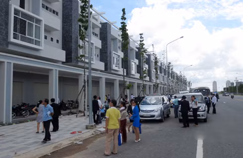 Khách hàng tham quan dự án Prince Town đang mở bán trả góp trong vòng 7 năm, nhận nhà khi đóng 10% giá trị hợp đồng. Ảnh: Vũ Lê