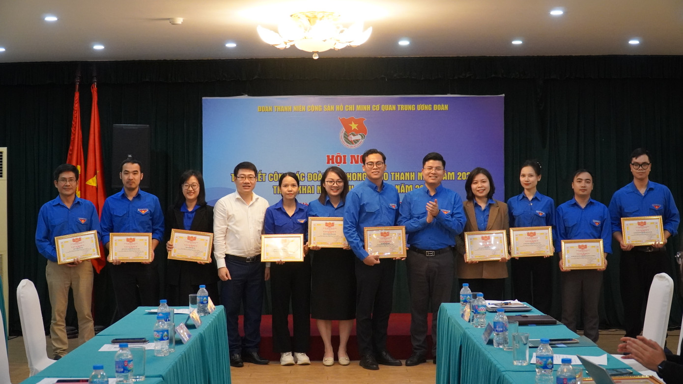Đoàn cơ quan T.Ư Đoàn tặng giấy khen cho các tập thể, cá nhân đã có thành tích xuất sắc trong công tác đoàn và phong trào thanh niên năm 2023.