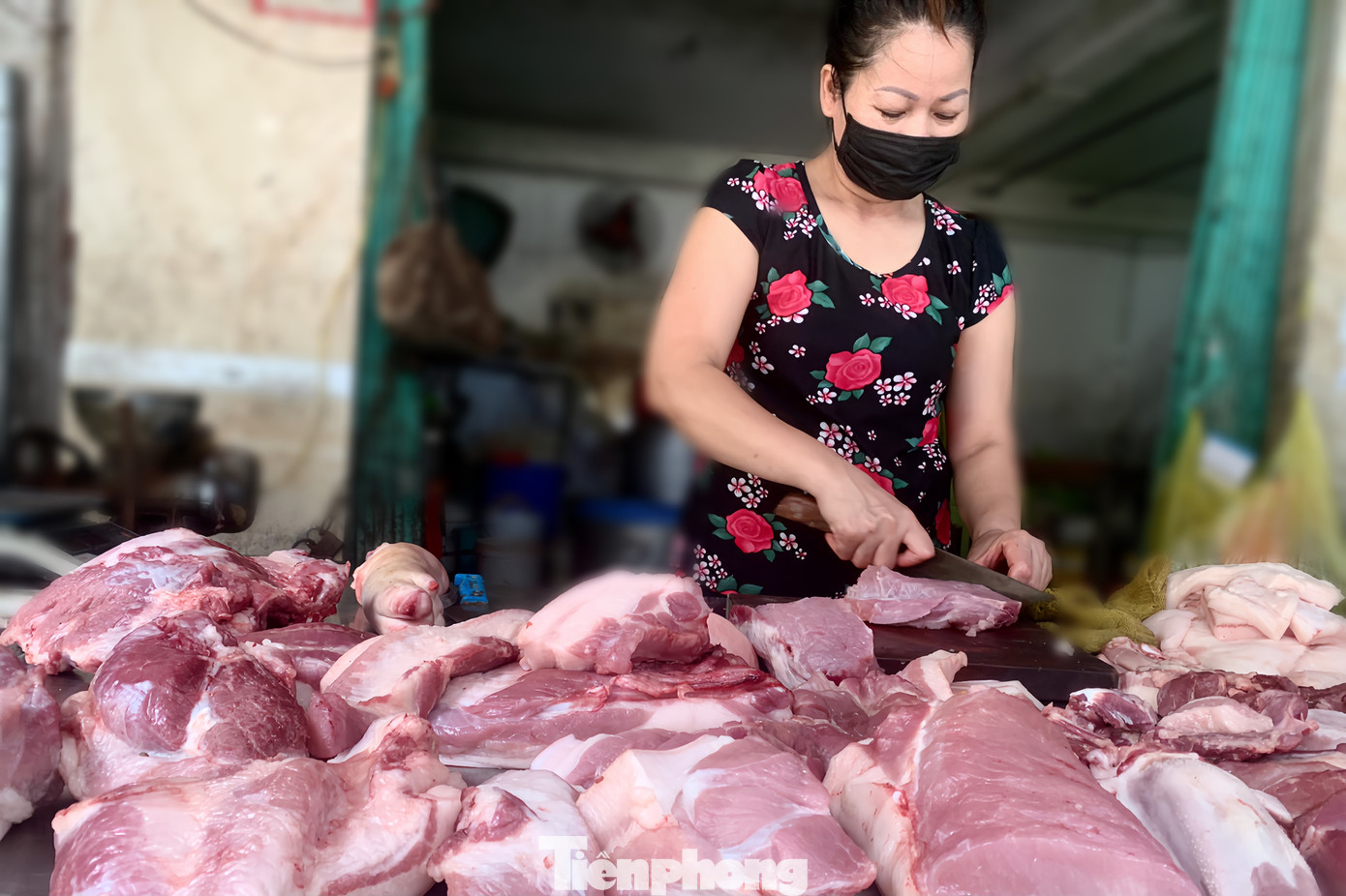 Bà Đỗ Vân Bắc cho biết, giá thịt lợn mấy tháng gần đây tại chợ Nghĩa Tân vẫn duy trì mức ổn định. Bà Đỗ Vân Bắc cho biết, giá thịt lợn mấy tháng gần đây tại chợ Nghĩa Tân vẫn duy trì mức ổn định.