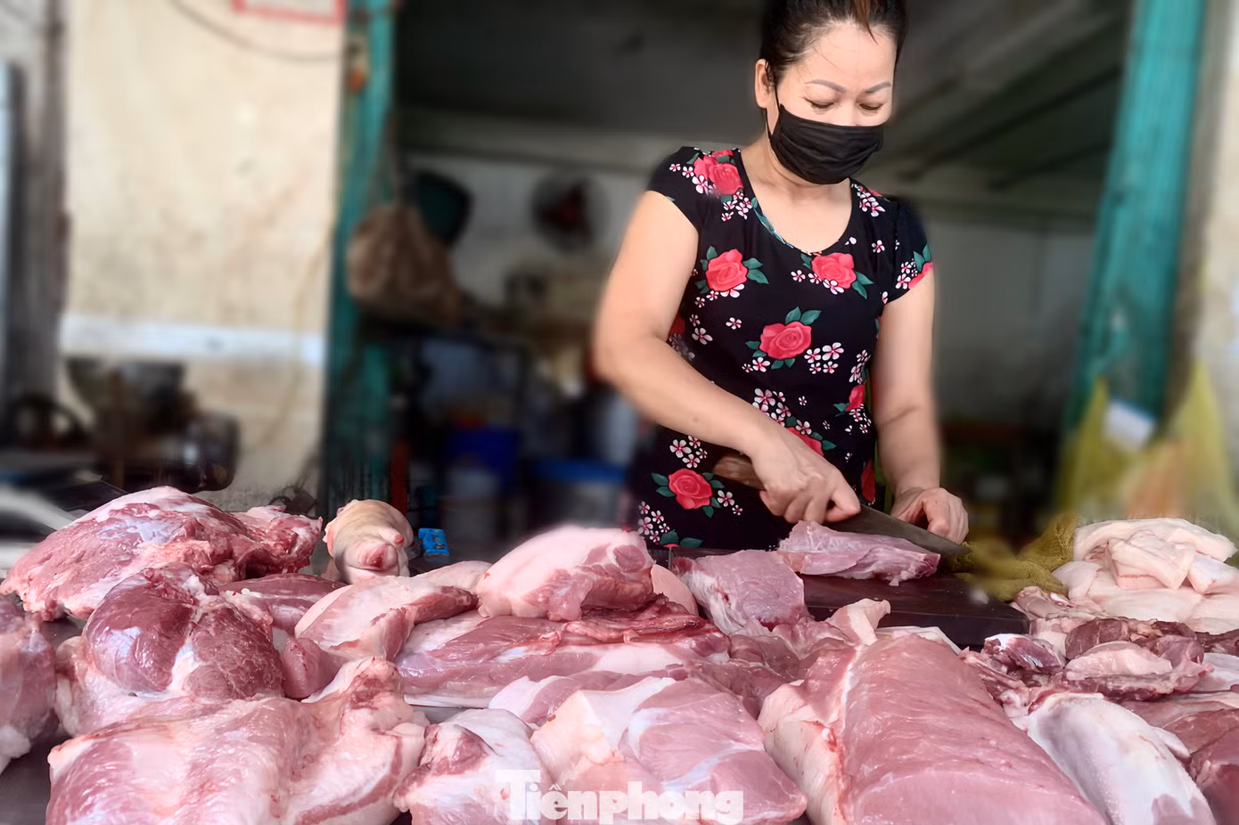 Bà Đỗ Vân Bắc cho biết, giá thịt lợn mấy tháng gần đây tại chợ Nghĩa Tân vẫn duy trì mức ổn định.