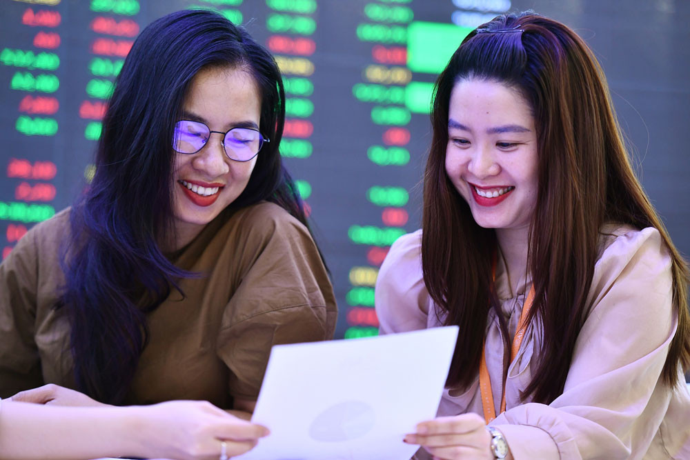 Thị trường chứng khoán khởi đầu năm mới với 2 phiên giao dịch đầy hứng khởi. Thị trường chứng khoán khởi đầu năm mới với 2 phiên giao dịch đầy hứng khởi.