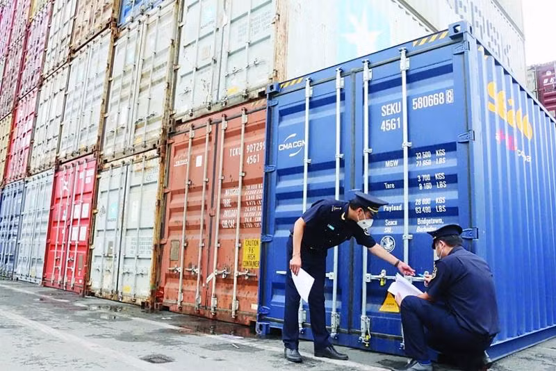 Ngành Hải quan đang "chạy nước rút" để hoàn thành mục tiêu thu ngân sách. Ngành Hải quan đang "chạy nước rút" để hoàn thành mục tiêu thu ngân sách.