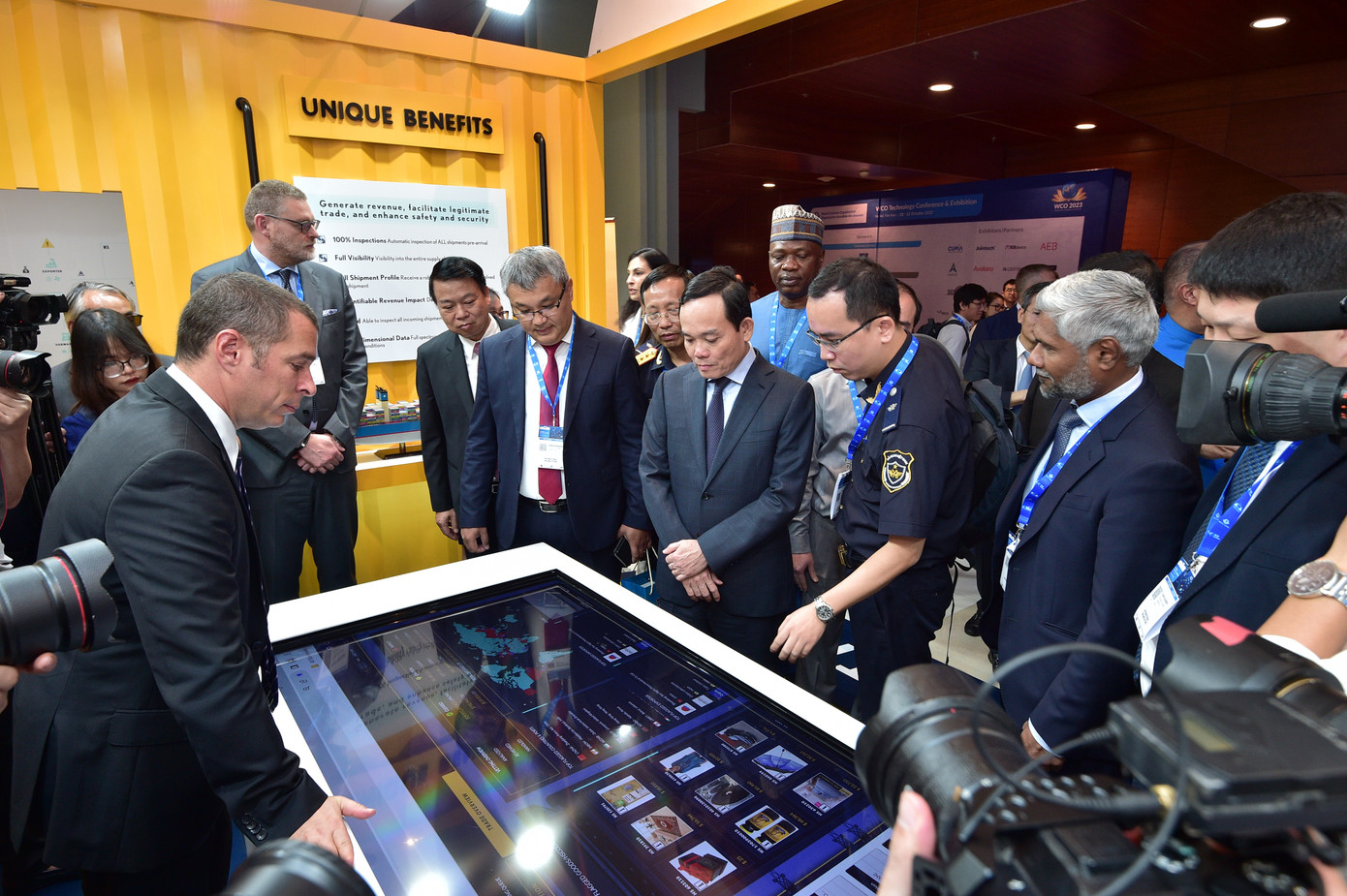 Phó Thủ tướng Trần Lưu Quang và các đại biểu tham quan các sản phẩm công nghệ trong lĩnh vực hải quan