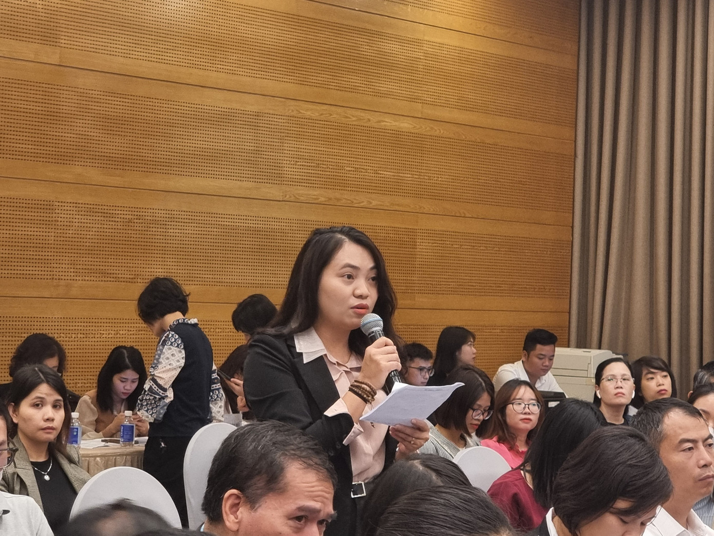 Đại diện doanh nghiệp đặt câu hỏi tại hội nghị. Đại diện doanh nghiệp đặt câu hỏi tại hội nghị.