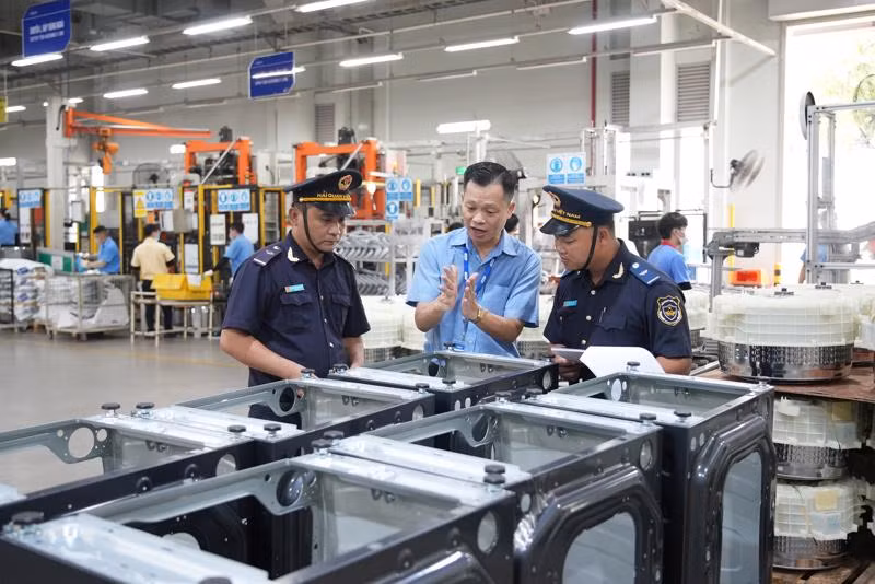 Hoạt động xuất nhập khẩu gặp khó đang gây áp lực thu ngân sách cho ngành hải quan. Hoạt động xuất nhập khẩu gặp khó đang gây áp lực thu ngân sách cho ngành hải quan.