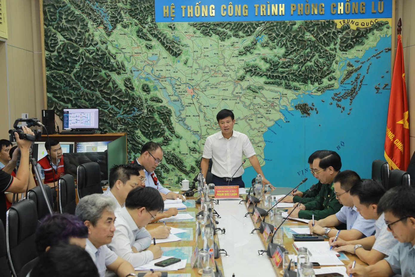 Ông Phạm Đức Luận - Cục trưởng Cục Quản lý đê điều và phòng chống thiên tai đề nghị các đơn vị huy động lực lượng tiếp tục tìm kiếm các ngư dân mất tích