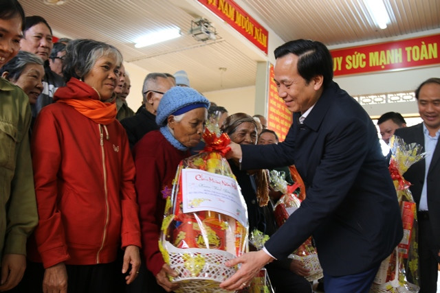 Bộ LĐ-TB&amp;XH cho biết, có khoảng 1,46 triệu người thuộc diện chính sách được tặng quà trong Tết Nguyên đán 2024