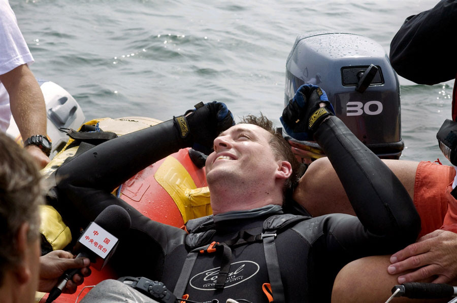 Anh trả lời phỏng vấn sau khi hoàn thành chuyến bay