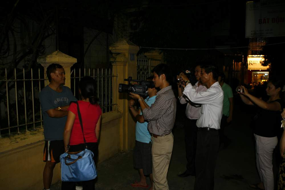 Đông đảo báo giới săn tin trước cổng nhà riêng vị cựu Chủ tịch HĐQT kiêm TGĐ Vinashin.