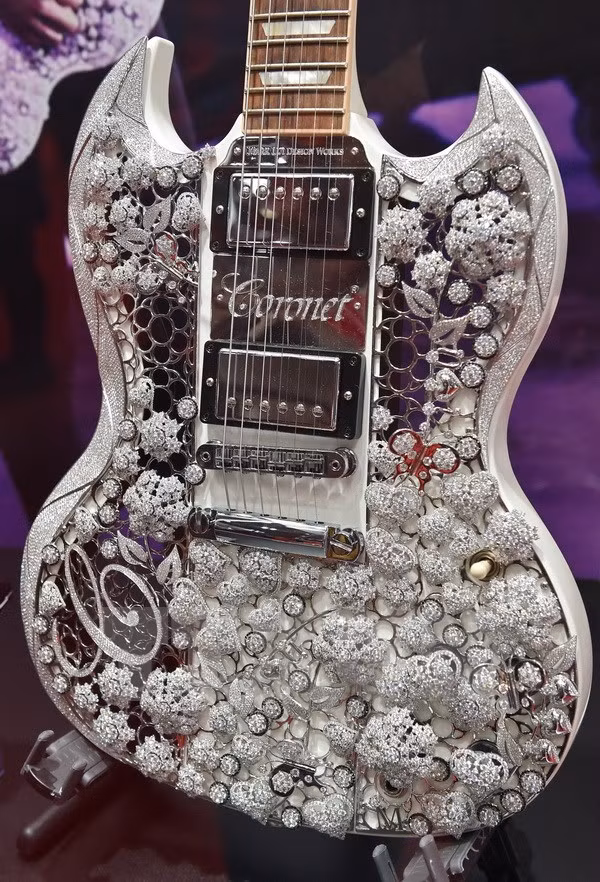 Đàn guitar nạm vàng và kim cương đắt giá nhất thế giới ảnh 2