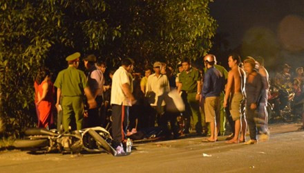 BẢN TIN ATGT: Tàu hỏa tông đứt đôi xe tải, cabin văng 40m ảnh 3